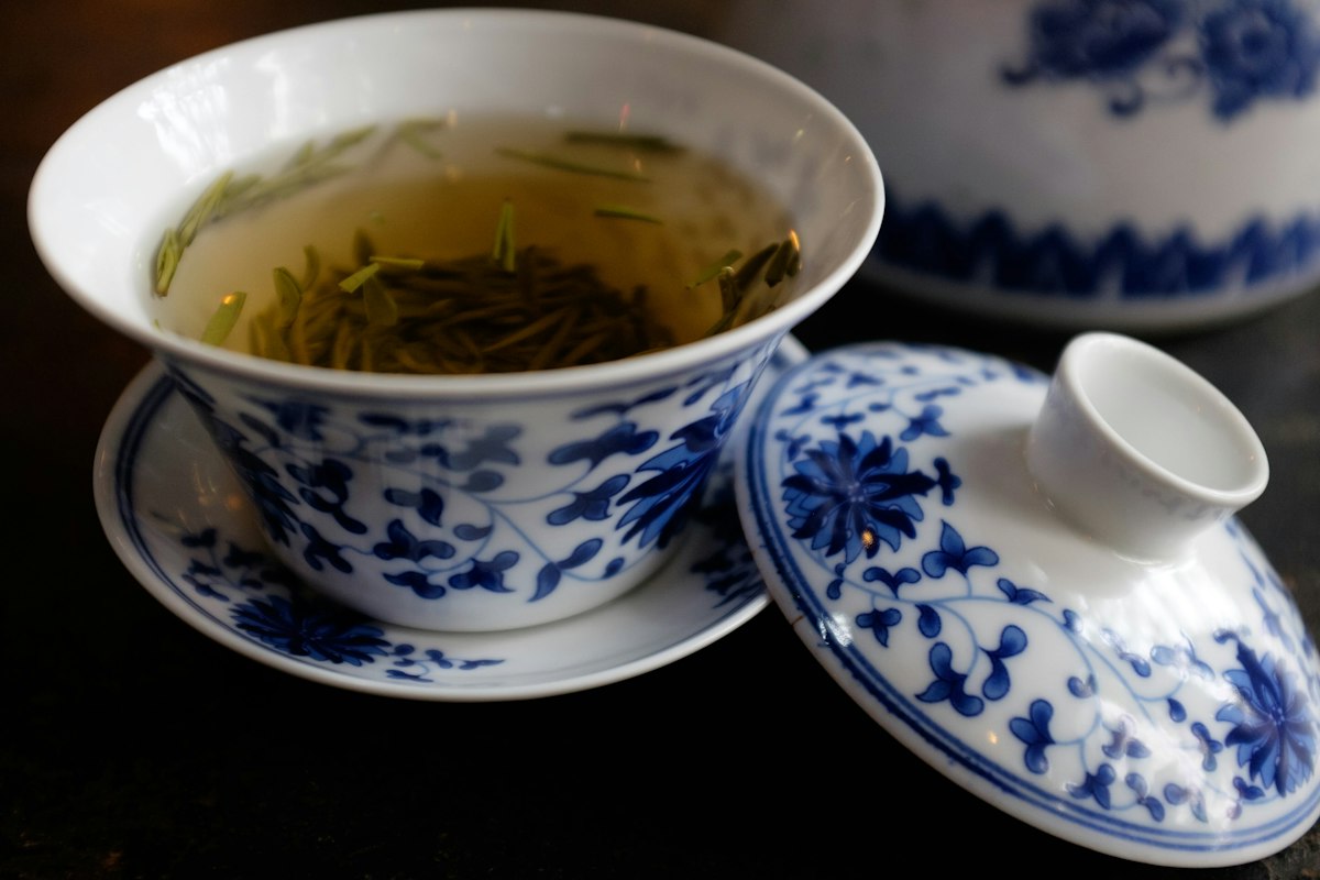 Chinesischer Pu-Erh-Tee in traditioneller Teekanne